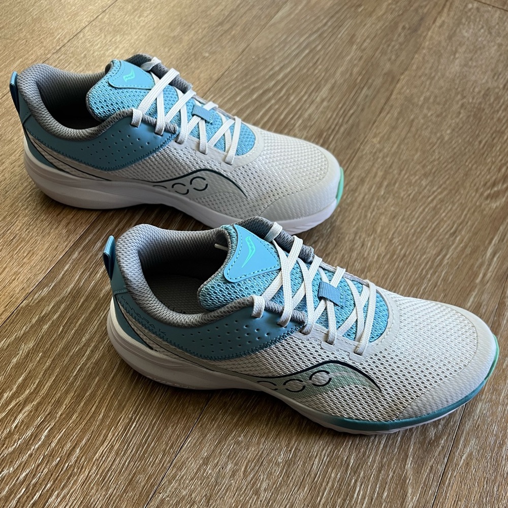 Saucony women’s kinvara 14 running shoes, size 4, color grey/blue